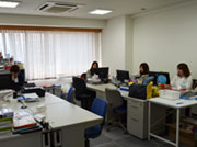 札幌ファクトリーそばのビル2階にあるオフィス。ここで内勤スタッフがお客様にお電話でアプローチしたりフォローしたりしています。他スタッフとの情報共有も。風通しのよい環境です。