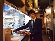 【焼肉店らしくないメニュー】
例えば鯛のカルパッチョ。焼肉店では見かけないメニューですが、実はニーズがあるんです。ただ中途半端なレベルのモノは提供しません。舌の肥えたお客様も思わずうなるクオリティです