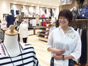 新人さんは入社後に会社・商品・接客の基礎など、研修で丁寧にお伝えしています。店頭では商品をたたんだり、お客様に声がけをしたりしながら、少しずつ接客に慣れて下さいね。