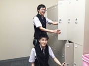 快適な更衣室・休憩室アリ→新しくてとってもキレイ!着替えも休憩も満足の環境♪制服は2セット貸与します。鍵付きロッカーの横にある制服のクリーニング用のカゴにいれるだけでいつも清潔♪