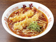 「ラーメンは身近な食材で作られる食べ物である」というのが社長の考え。エゾシカ肉や弟子屈町で採れるクレソンなど道産食材を積極的に活用。最近ではそば屋である「北堂」で、天ぷらを乗せたラーメンを取り入れました。