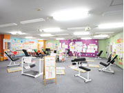 奥行きある清潔感溢れる施設内(こちらはカーブス野幌です)。施設内の広報やポップもみんなで工夫を凝らして作っています。
