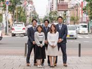 スタッフは20〜30代が多く活躍中。BBQなどの社内行事も皆で楽しんでいます。また、社員旅行も毎年あって、雰囲気は抜群です。