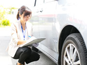 チェックシートに基づいてお車を査定。査定後、お客様の確認をとってから、上司へ連絡しその場で査定金額を算出します。お客様から頂いた「ありがとう」という言葉がやりがいにつながります。