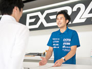 <エクサー24スポーツクラブフロント>24時間営業のスポーツクラブです。スタッフは無料なので、利用している方も多いです。1人1人に合ったトレーニングをしてもらう、パーソナルトレーニングに力を入れております。