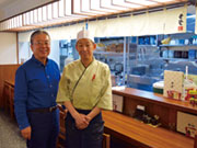 系列店である蕎麦と豚丼のお店「北堂」は2年前にOPEN。今回はこちらの店舗も勤務先の一つとなります。社長と社員で岩内や古平の中華そばを食べ歩き、着想を得たのが海老天ラーメン。お客様にどう評価されるのか楽しみです。