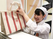 【笑顔が大切です!】ありがとうございます〜と笑顔で接客します。食べて美味しいっと言われてるとこちらも嬉しくなる仕事ですよ!
