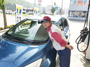 仕事は丁寧にお教えしますので、車の知識が無い方もご安心下さい!!黙々と作業するよりは、スタッフ同士協力しながら作業を進めています!!