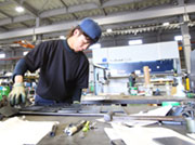 当社は板金加工をはじめとするものづくり企業として創業50年を超える老舗企業。レーザー加工機や複合加工機などの設備は道内トップクラスで、切断や複合加工、曲げ・溶接といった工程を一貫して手がけています。