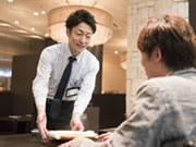 常連さんが多いのも接客好きな方にはとっても嬉しいところ。顔を合わせるたびに仲良くなっていくことが何より楽しいです。
また商品開発にも挑戦して、お客様に喜んで頂けるお店作りに貢献したいですね。