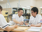 定期的に行われる現場での研修や勉強会はもちろん、年2回の定期勉強会では全国からスタッフが集まり、新しい技術やノウハウを共有します。他店舗のスタッフと色々な話ができるのも楽しい♪
