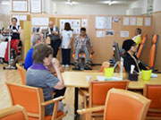 きたえるーむのプログラムは短時間制で土日祝は施設閉館日。働く側にとっても残業が少ない、休みがしっかり取れる等好条件が揃います。昇給やステップアップ制度、各手当等の待遇面の充実も長く働けるポイントです。
