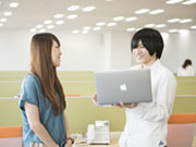 基礎の基礎から学べる研修制度。「分からないことを聞くと快く教えてくれるだけじゃなく、後で調べてより詳しく解説してくれることまであって、とってもありがたいです」