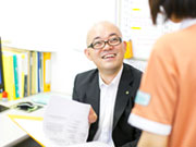 報告・連絡・相談はいつでもしやすい環境です。
オープンな空間が多く、スタッフがお互いどこにいても見えますし、先輩と新人、上司とスタッフの距離もとても近いです。
あなたもきっと気の合う仲間に会えるはず!