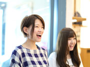 朝はスタッフ全員で笑顔を作る練習をします。大きく口を開けて「あ・い・う・え・お」