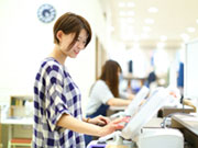 接客と並行して事務やバックヤードの業務も行います。残業は月3〜4時間程度。休憩はお昼の1時間と午後の30分。イオンさんで食材を買い込んで食べているスタッフも(笑)