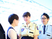 検査場では常に5人1組のチームで業務を行います。
お互いに支え合いながらチームワークを活かして仕事に臨んで下さい。将来的にはチームの班長として活躍していただきたいと思います。