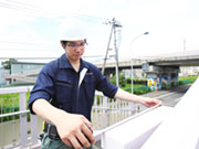 入社して数ヶ月ですが最近は一人で出来ることも多くなりました。橋脚の補修工事で手早く測量したり、規定の寸法通りに仕上がっているか確認したり等、現場の責任者からも仕事を教わりながら頑張っております!!