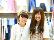 10〜20代の若手スタッフでも最前線で活躍できる会社です。「店長」「バイヤー」「人事」みんな明確な目標を持っています。結婚・出産を経ても、現場で活躍し続けられる職場です。