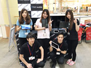 大型ショッピングモール内のブースでお仕事します。5〜6名1チームで活動。チームワークには自信あります!!