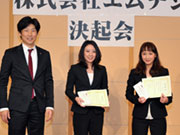 10年勤続の表彰風景です。
店舗数は全国53拠点、社員数は270名。安定成長中。既存客の確保とサービスの拡充、上昇一途の企業戦略をこれから支えるのはあなたです。