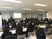 業界の事だけではなく、様々な教養を身に付けて行けるよう、様々な講話を聞く機会が設けられています。