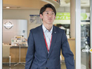 ショールームでの営業が基本ですが、お客様の希望があれば外勤に出ることもありますし、例えば中央区のオフィス街にある中央店では法人のお客様回りを定期的にしたりすることもあります。