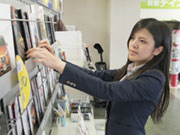 ショールームでの時間を気持ちよく過ごせるよう雑誌をそろえたり、キッズスペースを整えたり、お子様用のおやつを用意したりするのも仕事のひとつです。