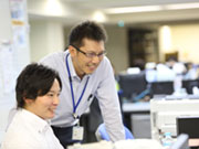 リーダーはチーム全体の仕事を把握し、それぞれの業務量や難易度を見極め、成長に繋がるサポートを心がけています。スタッフみんなの頼りになる存在です。