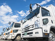 年々増える業務に対応する為に新車もどんどん導入しています。ちょっと高いんですが、安全衝突防止装置付車輌も今年導入されています。ドライバーの安全は費用がかかっても推進していく!それが弊社のスタンスです