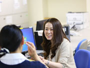 先輩や教育担当がすぐ近くで見守ってくれていますので、疑問に思ったことや迷ったことはすぐに相談できる環境が整っています。心強いですね!