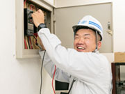 【7:最終チェック】仕上チェックをして、きちんと電気が通っていることが確認できればOK!!家という大きな買い物の最終引渡時に電気設備の代表として説明することもあります。喜びを一緒に感じられるシゴトです。