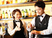 「SUNTORY BAR」
すすきの地区に6店舗展開しているBAR。
お酒の知識が全くなかったスタッフも、今では一流のバーテンダーとして活躍しています。
新店オープンまでの研修もできますし、既存店舗での募集も行っています。
