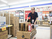 基本的にはレジ・販売・倉庫と分業していますが、自分の仕事が落ち着いた時間帯には、他部門の仕事のヘルプにまわることも。ちょっとした気遣いが、部門の垣根を越えて1つのお店のチームワークを作りあげていきます。