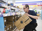 お客様の商品への疑問を、その場で店舗スタッフが解決できるところが、店舗接客の良さ!
お客様からの要望があれば、未開封の商品をあけて商品実演をしながら使い方を一緒に確認することもあります!