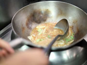 特にこの2店舗は行列になることもしばしば。お客様を待たせずに、味を妥協せず、スピード感を持って作ることを両立させるノウハウを積み上げてきました。そのノウハウが福岡空港に活かされます。