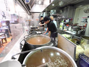 北広島店・新千歳空港店は当社の売上を牽引する店舗。人気店であるが故、自ずとスピードが求められるようになります。味へのこだわりを捨てずに、業務の効率化、回転・機動力を重視した厨房設計などにも力を入れています。