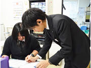 受注伝票発行や請求書作成、備品発注などは、事務スタッフにお任せ。分業にしているから、葬祭施行スタッフはお客様の葬儀に集中できるんです!プラン変更があれば事務スタッフに伝え密に連携をとり進めて行きます。