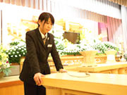 当社の祭壇や棺にはキャスターがついています。会場準備でも力仕事はほぼないよう工夫されているんです。もちろん少し力を使う時は、他のスタッフさんがお手伝いしてくれて、協力体制はバッチリ!