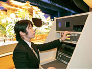 音響・照明の操作を行ったり、焼香回しを補佐したり、喪主様にご挨拶を促したり等、葬儀中は事前の段取りに合わせて動きます。特別な仕事に思われがちですがやり方と流れを掴めば、スムーズに仕事を進められます。
