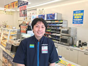 犬丸店長(38)入社7年。前職は運送会社や警備会社なので、全くの異業種からの転職です。コンビニ経験がなくても、店舗運営は本部のマニュアルがあるので問題なく習得できます。