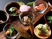 魚のお造りなど和食中心のメニューを展開。
和食は奥が深く難しいですが、実はキッチンスタッフの1〜2割が未経験からのスタートです。
包丁を握ったことがない方も1つずつ丁寧にお教えしますので、ご安心下さい!