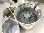 大きなバケツに材料を入れて、混ぜ合わせて練り込みます。色など、現場に合わせて調整していきます。左官は未経験から始められるけど奥が深い。使う材料や道具についても一から教えますね!