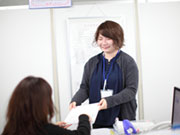 「書類の内容これで大丈夫ですか〜?」、わからないことは何でも先輩に聞きましょう。聞かなきゃ損ですよ。どんなに些細なことでも一つひとつ丁寧に答えてくれて、本当に毎日たくさん助けてもらっています。
