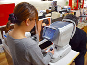 視力測定をしたことがある方は、機械を覗き込んで気球を見たことがありませんか?瞬時に視力を数値化してくれる機械です。