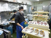 【調理方法の知識も】
お客様から魚の美味しい調理方法を尋ねられることもあります。もしわからなくても先輩社員に聞いてもらえれば大丈夫。知識もどんどん身につけていけばいいだけです。