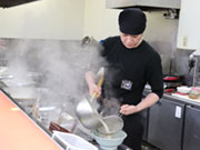 <社員のシフト>
店長になるために、まずは早朝や、日中、深夜等、全てのシフトを経験して頂きます。店長になった後は店舗の状況に合わせて、自分も含めてシフト管理を行います。シフト管理も店長の大事な仕事の一つです。
