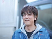 <成田さん/50代>4tに乗車。当社でのキャリアは20年以上。教育係として新人さんを隣に乗せることもあります。荷物の積み方・降ろし方の基本、配送ルートを教え、独り立ちできるまで優しく丁寧にサポートします!