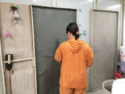 初めは手板という土を載せるパレットのような道具を手作りする事から始まり、次に壁土をコテに上手く載せる動作を覚えます。この動作が基本となるので、現場に出る前にしっかりと練習しますので、ご安心下さい。
