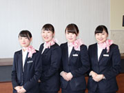 <フロントスタッフ>
高卒で入社したスタッフも活躍中!